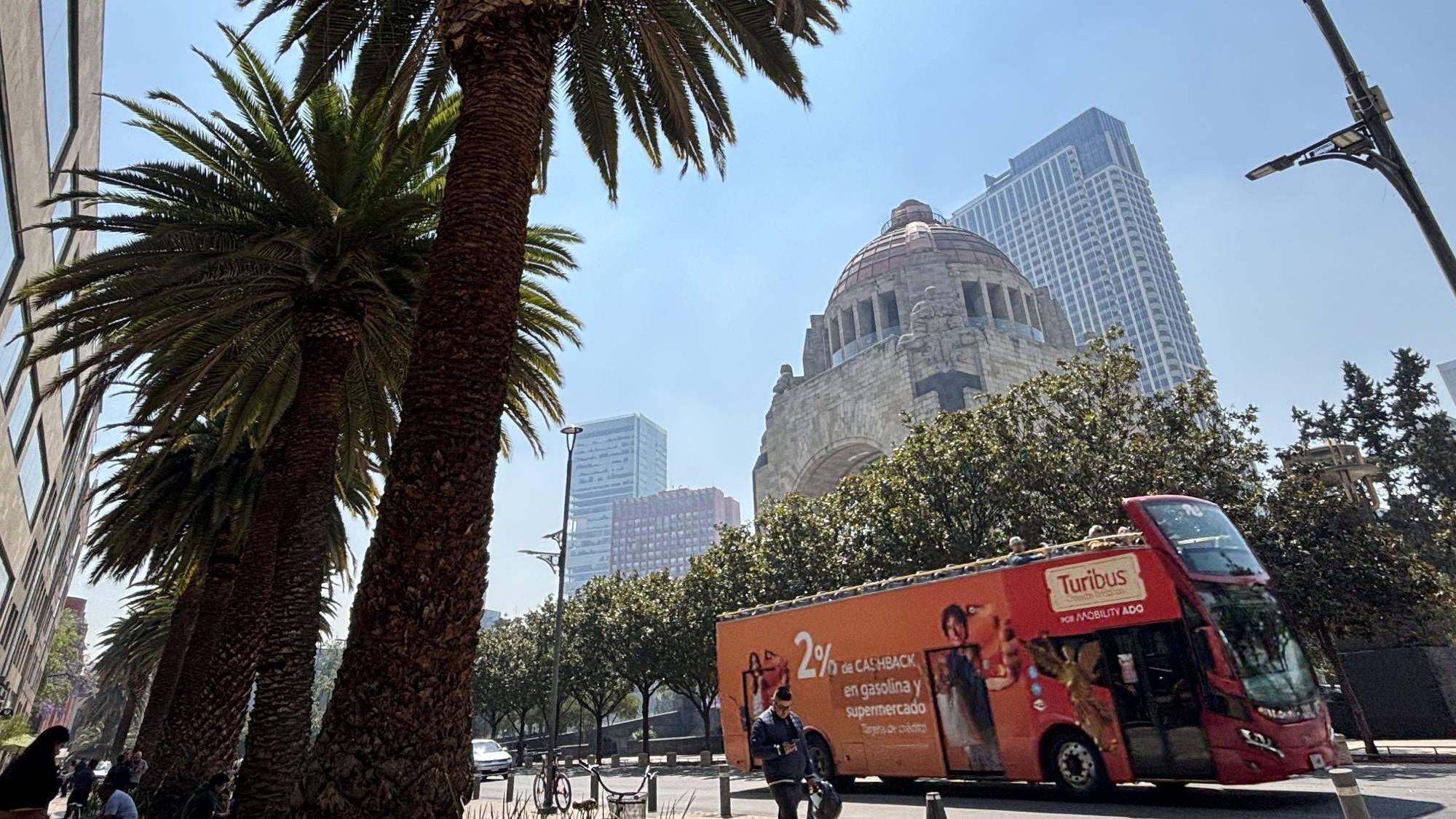 Vista de Little L.A., con sus caracter&iacute;sticas palmeras y el Monumento a la Revoluci&oacute;n como epicentro.