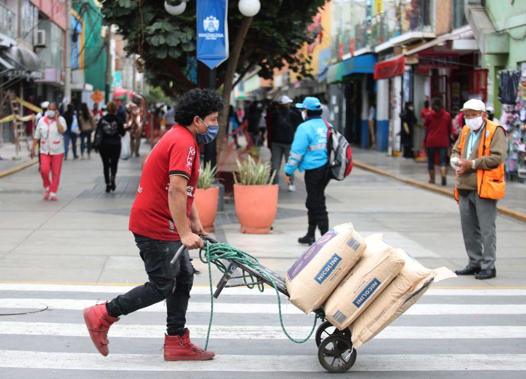 Cómo las crisis políticas llevaron a Perú a tener una “economía zombi” y acabaron con el mito de su crecimiento sin límites