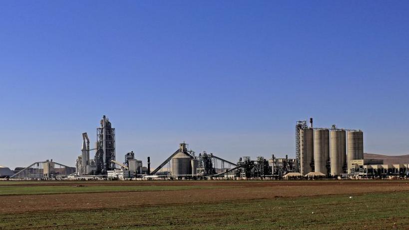 Vista de la planta de cemento de Lafarge Cement Syria (LCS) en Jalabiya, en el norte de Siria.