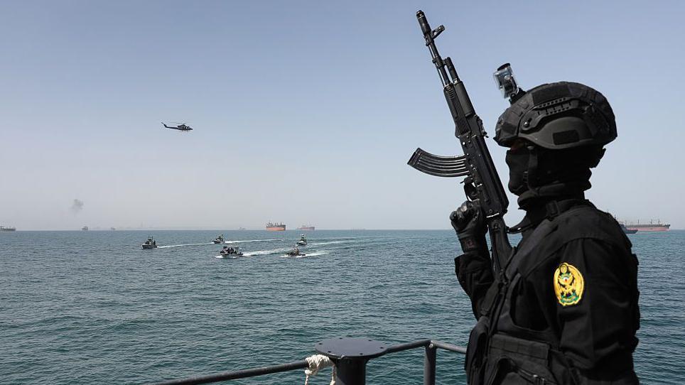 Soldado iran&iacute; participa en las recientes maniobras militares conjuntas con Rusia el pasado 19 de febrero.