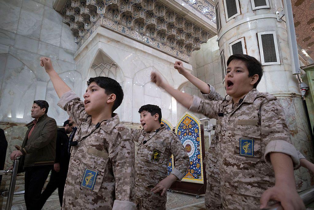 Cómo Irán está usando a niños en tareas de seguridad en la guerra