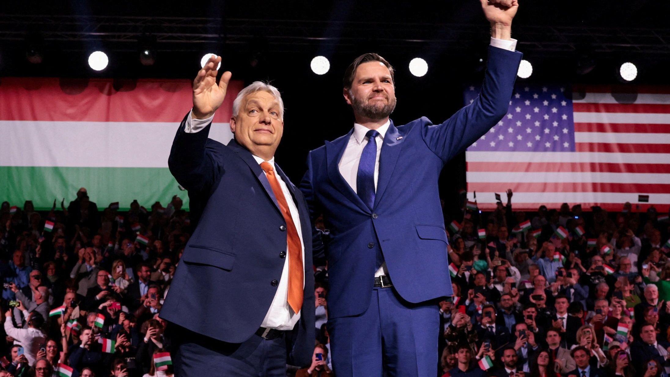 El vicepresidente de Estados Unidos, JD Vance, y el primer ministro h&uacute;ngaro, Viktor Orb&aacute;n, aparecen juntos en el escenario.