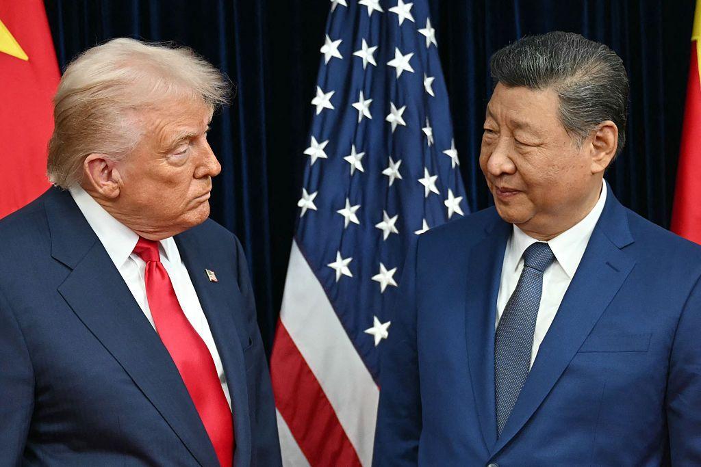 El presidente de Estados Unidos, Donald Trump (izquierda), y el presidente de China, Xi Jinping, en la base a&eacute;rea de Gimhae junto al aeropuerto internacional de Gimhae en Busan, el 30 de octubre de 2025