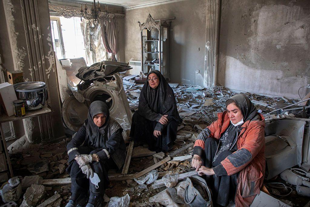 Mujeres en Teher&aacute;n despu&eacute;s de los ataques