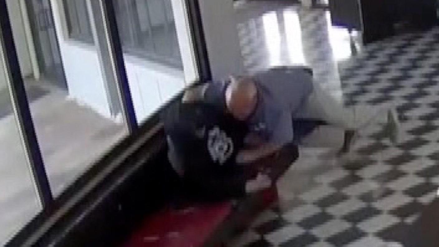 El impresionante video de un director de escuela en EE.UU. que neutralizó a un atacante que iba a llevar a cabo un tiroteo