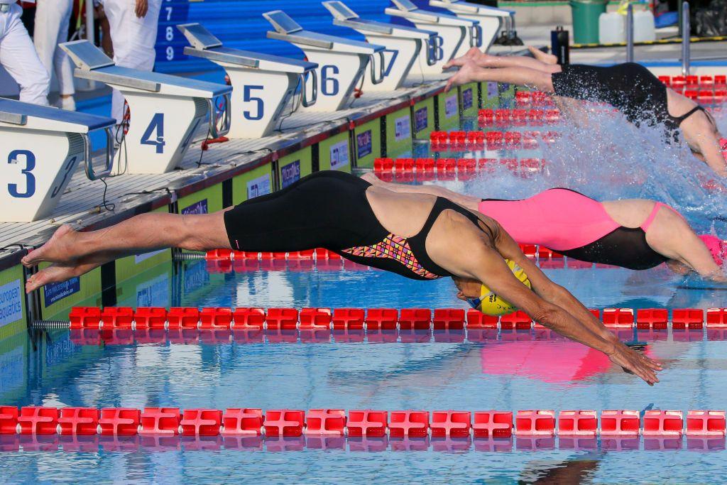 Momento en que Asher se lanza a la piscina en una competencia.