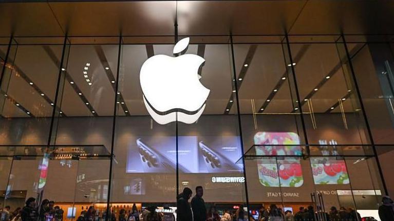 Logo de Apple en una de sus tiendas