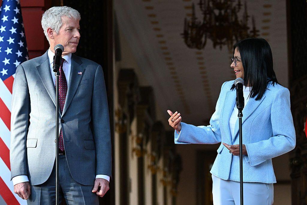 Delcy Rodr&iacute;guez con el secretario de Energ&iacute;a de EE.UU. en una visita  a Caracas.