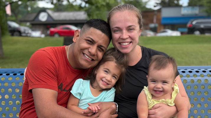 La familia P&eacute;rez sentada en una plaza. Madre, padre, y las dos ni&ntilde;as.