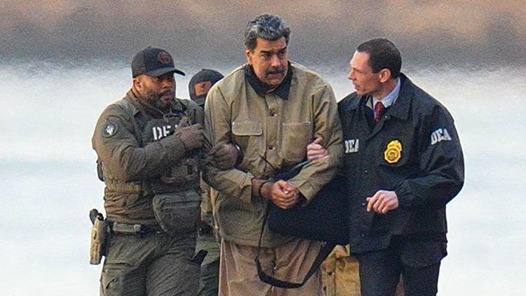 Nicol&aacute;s Maduro, esposado y conducido por agentes federales a su llegada a Estados Unidos. 