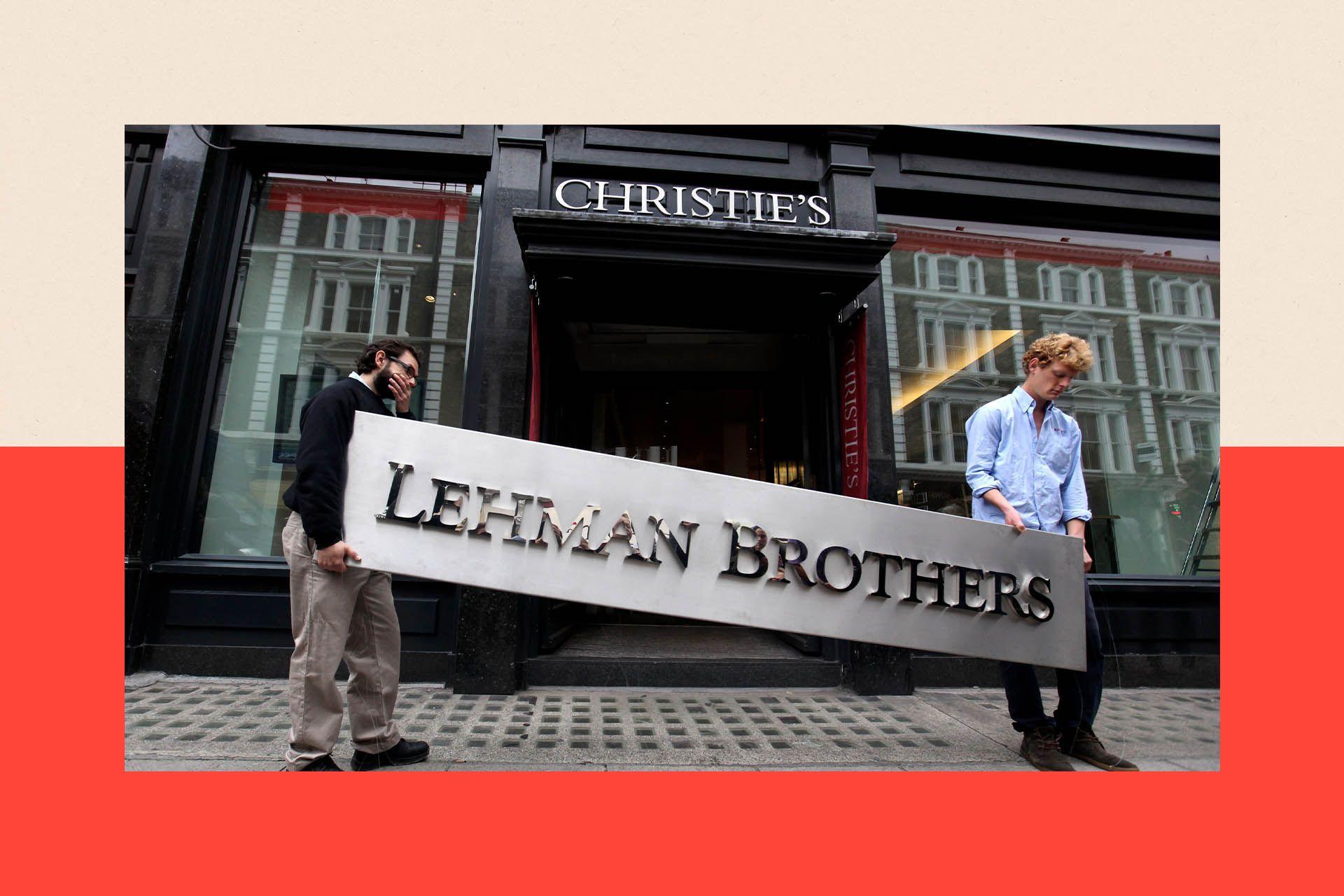 Dos personas sostienen un cartel de Lehman Brothers