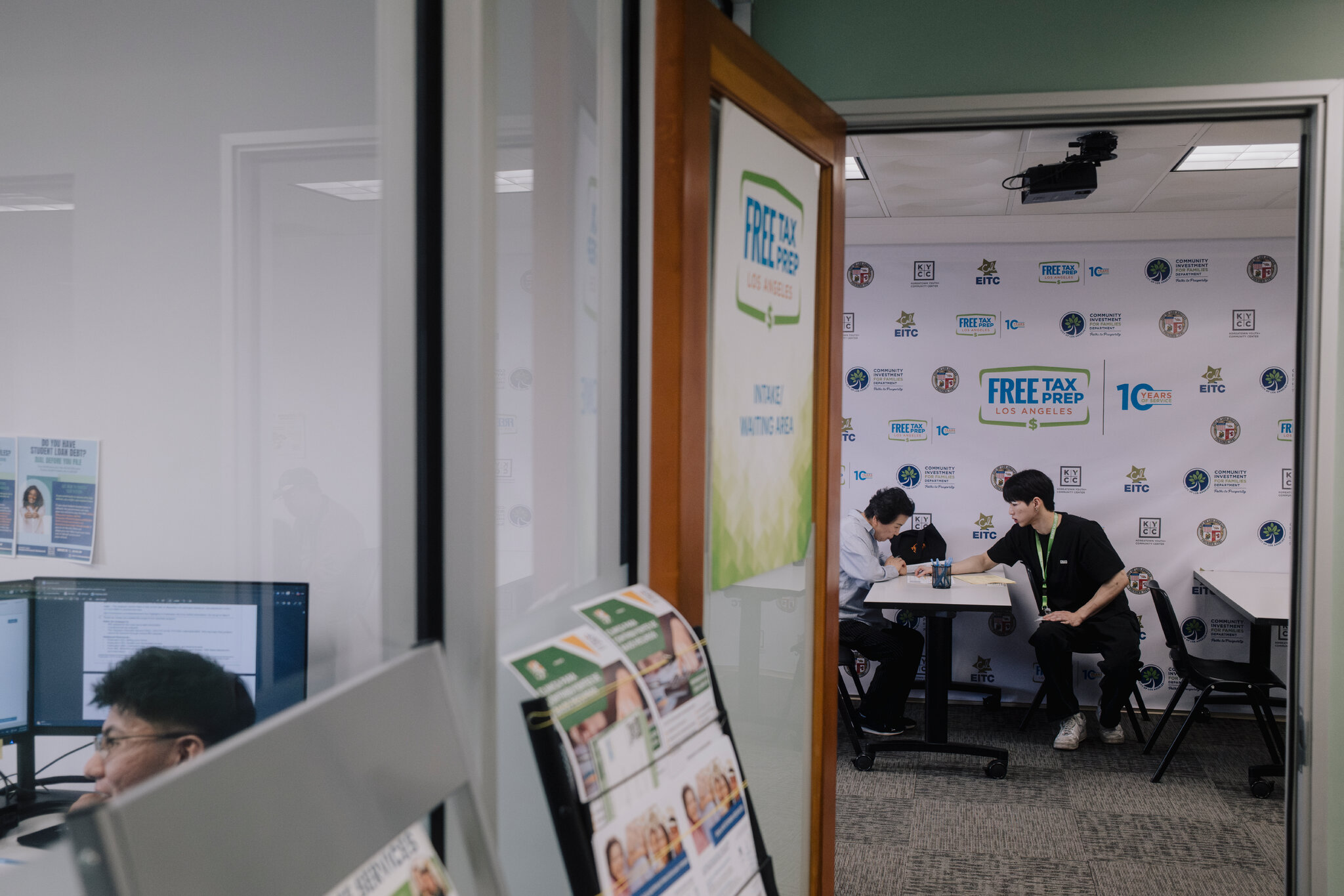 Muchos migrantes en EE. UU. temen declarar impuestos, y eso podría causarle problemas al fisco