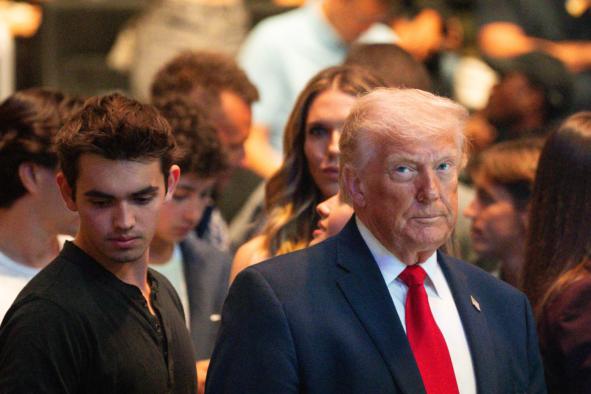 Trump retira una publicación con una imagen de sí mismo como una figura similar a Jesús