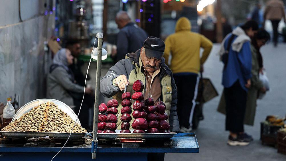 Un vendedor ambulante de comida en Ir&aacute;n.