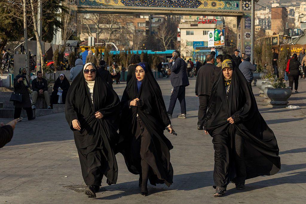 Mujeres caminando en Teher&aacute;n 