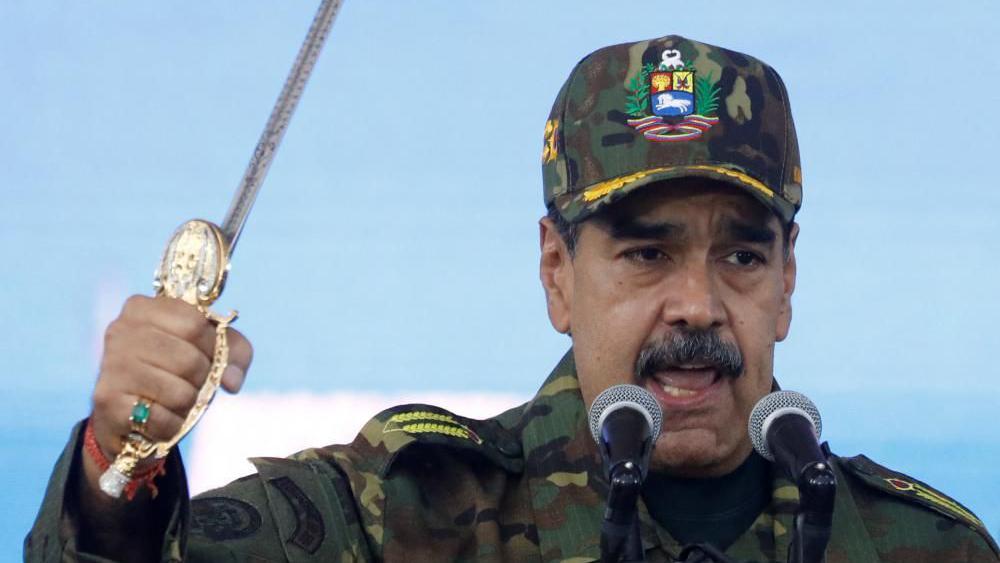 El presidente venezolano Nicol&aacute;s Maduro sostiene la espada de Sim&oacute;n Bol&iacute;var mientras se dirige a miembros de las fuerzas armadas