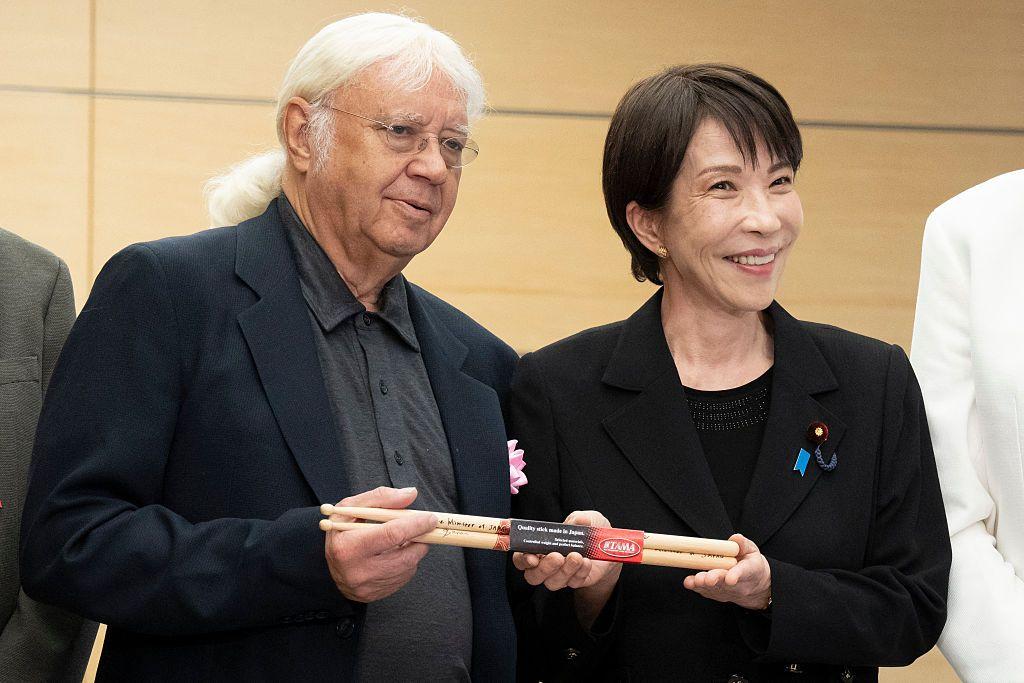 La primera ministra de Jap&oacute;n, Sanae Takaichi, posa junto al bater&iacute;a de Deep Purple, Ian Paice, durante un encuentro en la Oficina del Primer Ministro en Tokio el 10 de abril de 2026.