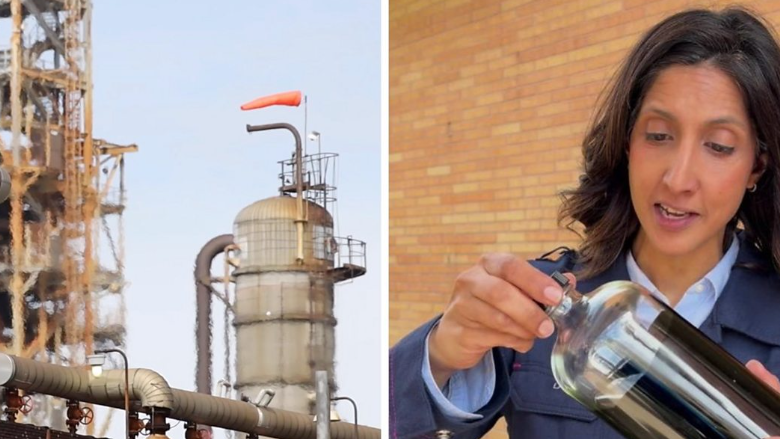 La periodista de BBC Samira Hussain con una botella de crudo junto a una refiner&iacute;a de Chevron.
