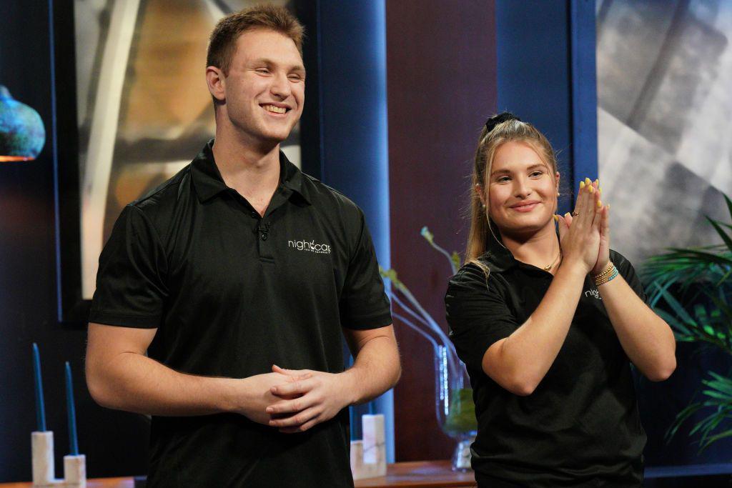 Shirah Benarde y su hermano presentando su proyecto en televisi&oacute;n. 