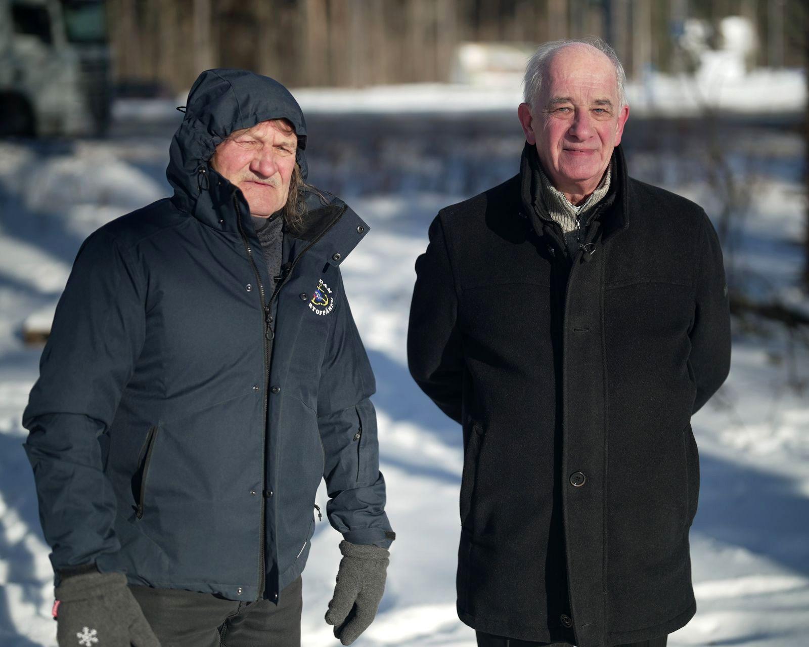Rein Klaar (izquierda) y Jaan Krinal (derecha) fotografiados en Estonia. Llevan abrigos de invierno de colores oscuros con la nieve de fondo. Rein tiene la capucha puesta y lleva guantes gruesos.