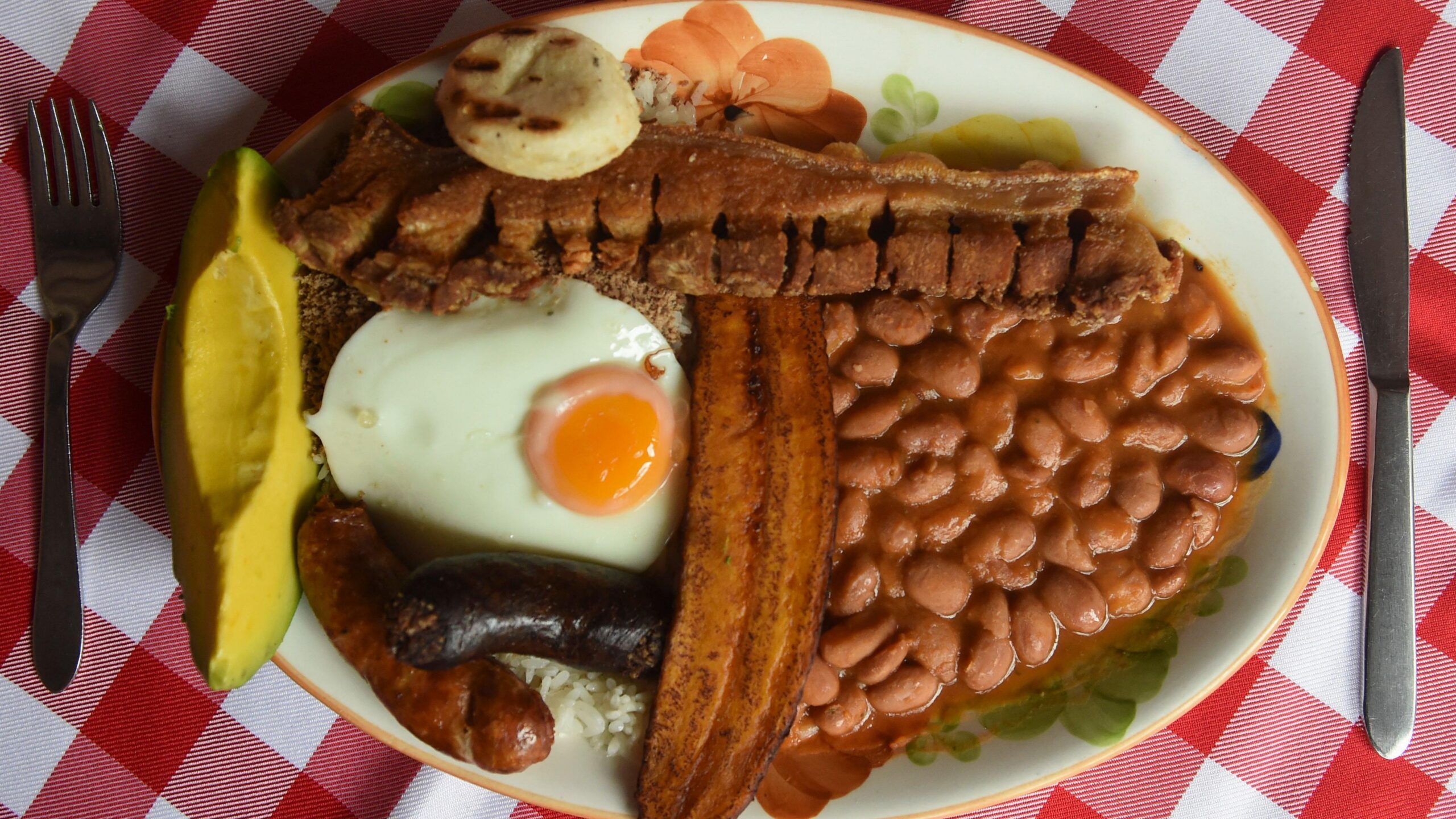 Bandeja paisa servida en un restaurante en Medell&iacute;n, Antioquia. 