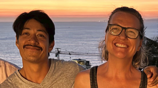 Klein y Linares frente al mar en Puerto Vallarta, M&eacute;xico.