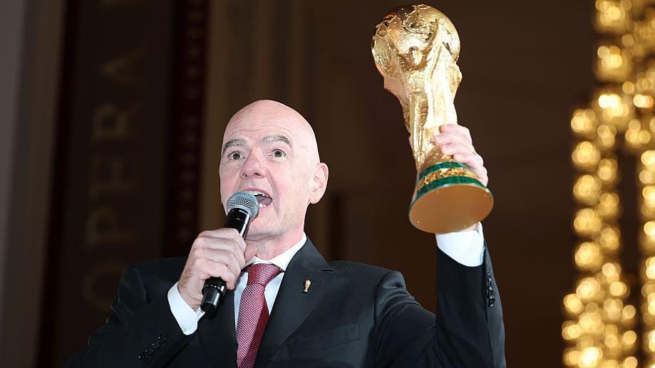 El presidente de la FIFA, Gianni Infantino, con el trofeo de 2026