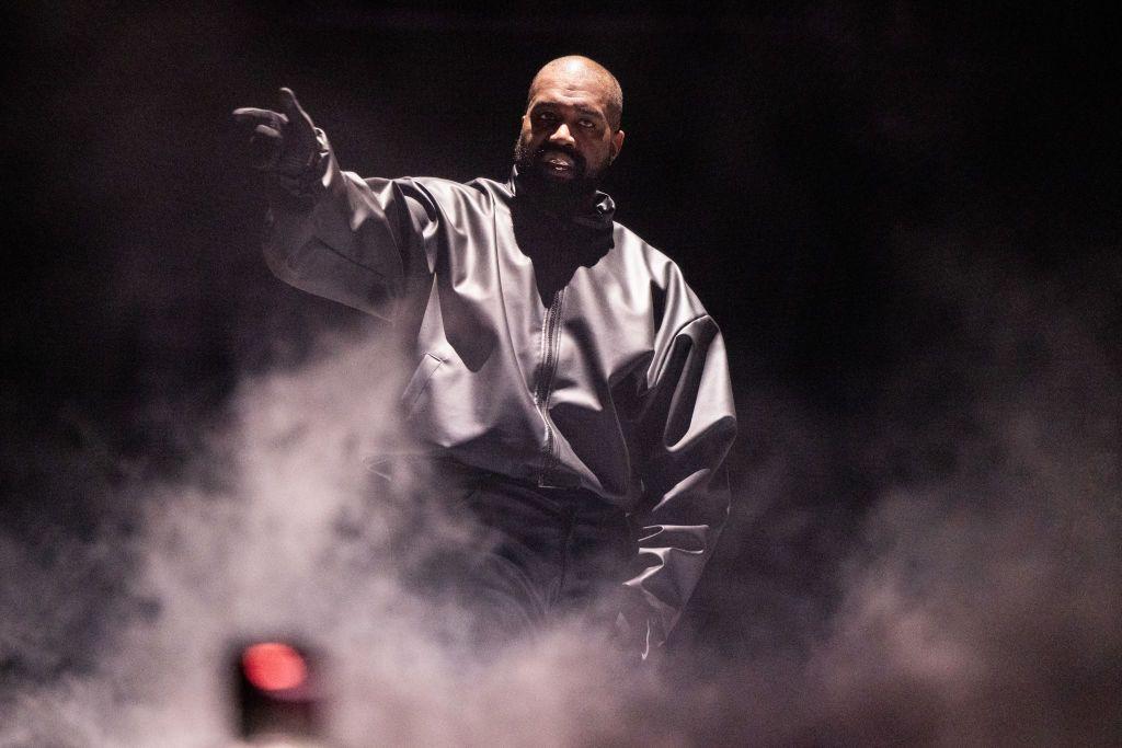 El rapero Kanye West act&uacute;a en el escenario durante el concierto de presentaci&oacute;n de "Vultures 1" en el marco del festival Rolling Loud 2024 en Hollywood