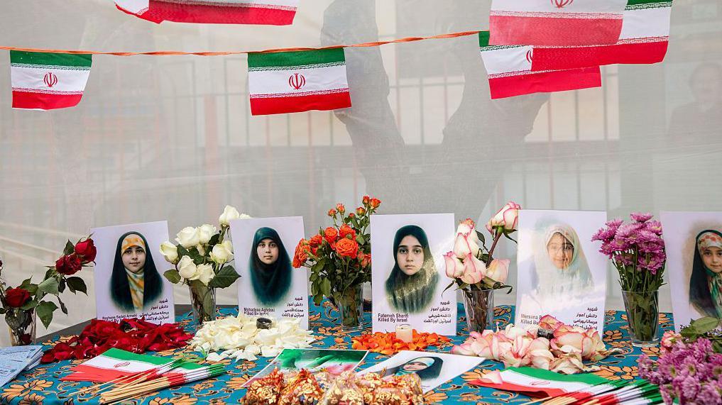 Retratos de ni&ntilde;as en un acto conmemorativo que marca los 40 d&iacute;as desde el ataque en una escuela en la ciudad de Minab, en el sur de Ir&aacute;n, que dej&oacute; al menos 168 muertos, entre ellos unos 110 ni&ntilde;os.