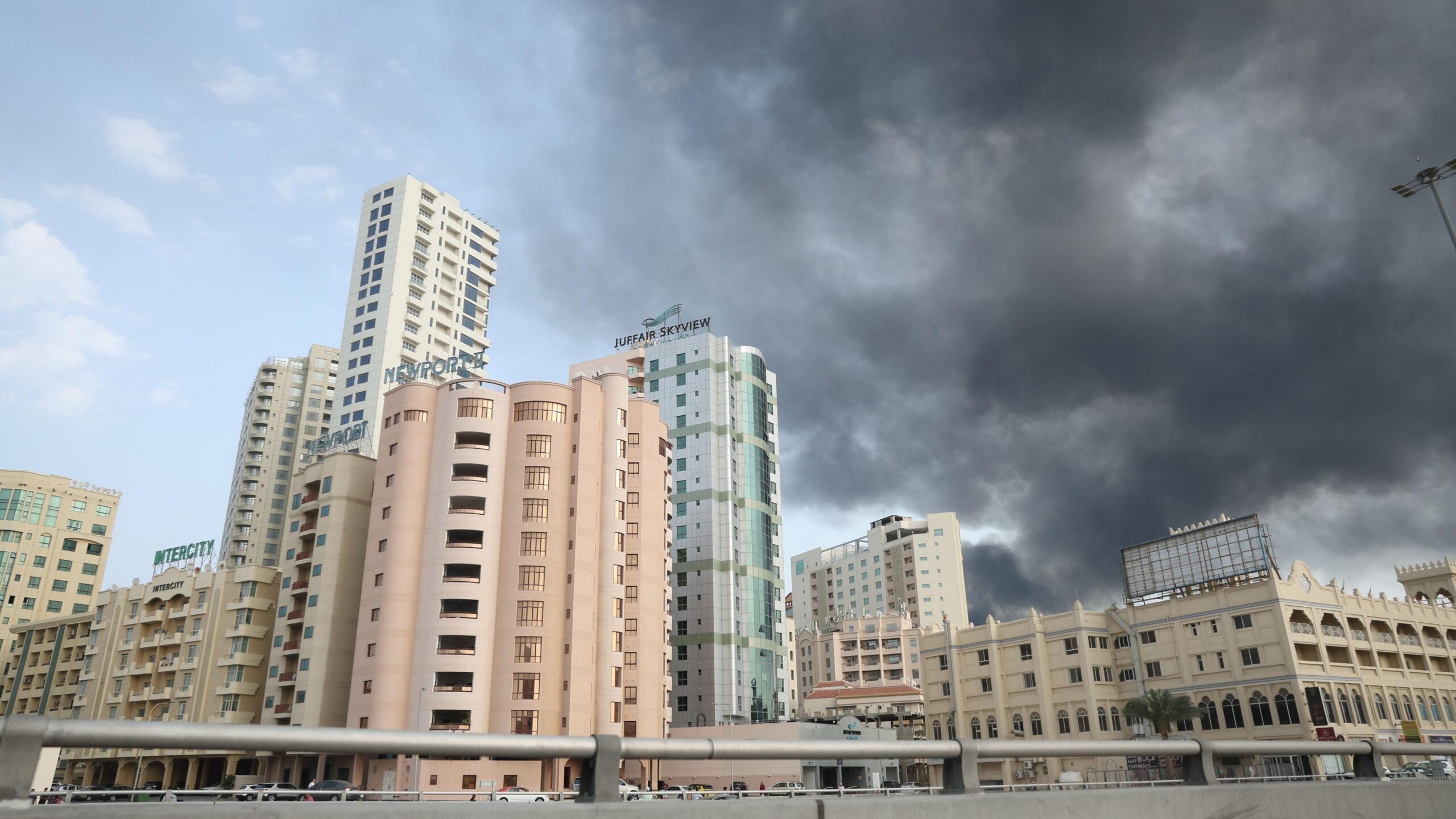 Humo se eleva tras el lanzamiento de un ataque con misiles por parte de Ir&aacute;n contra la sede de la Quinta Flota de la Marina de Estados Unidos en Manama, Bahr&eacute;in, el 28 de febrero de 2026.