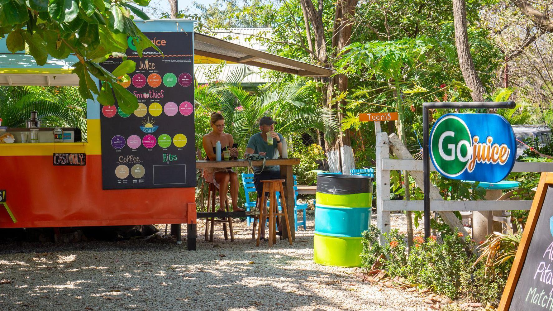 Puesto de comida en la playa de Nosara en la costa pac&iacute;fica de Costa Rica