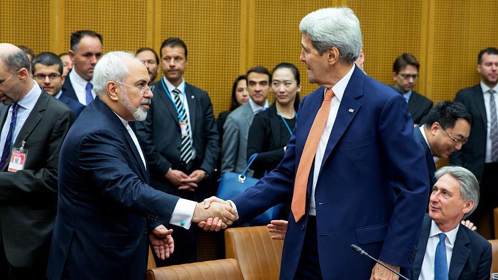 El ministro de Asuntos Exteriores de Ir&aacute;n, Mohammad Javad Zarif, estrecha la mano del secretario de Estado de EE. UU., John Kerry, en la &uacute;ltima sesi&oacute;n de trabajo de las negociaciones, celebrada el 14 de julio de 2015 en Viena, Austria.