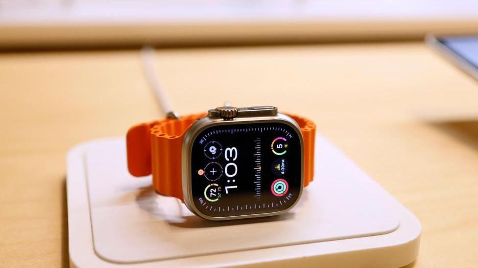 Apple Watch apoyado en una mesa