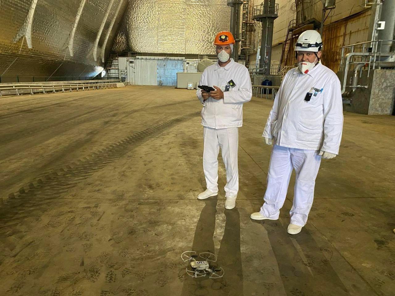 Foto de Doroshenko de pie junto a un compa&ntilde;ero de trabajo dentro del domo que protege al reactor 4 de la planta nuclear de Chern&oacute;bil.
