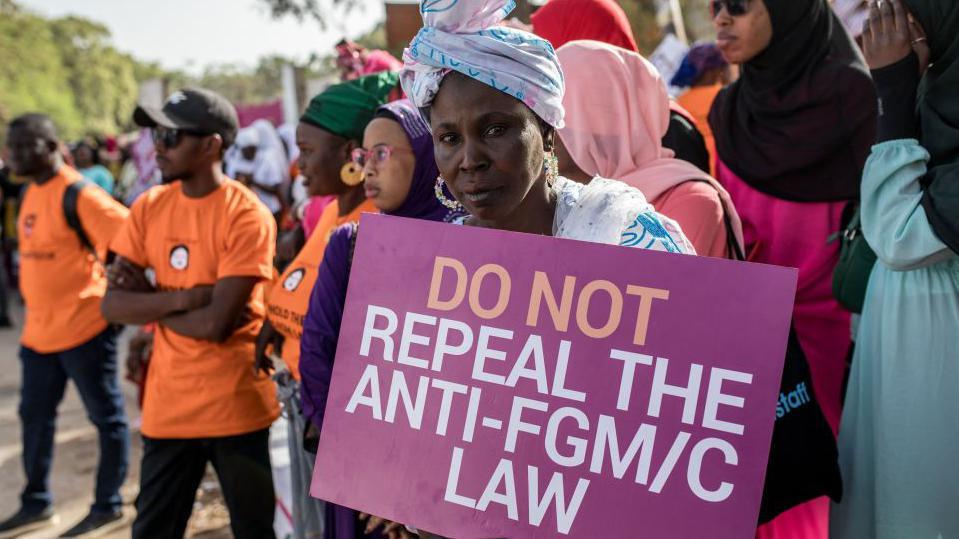 Una mujer en Gambia protesta contra la mutilaci&oacute;n genital femenina en 2024.