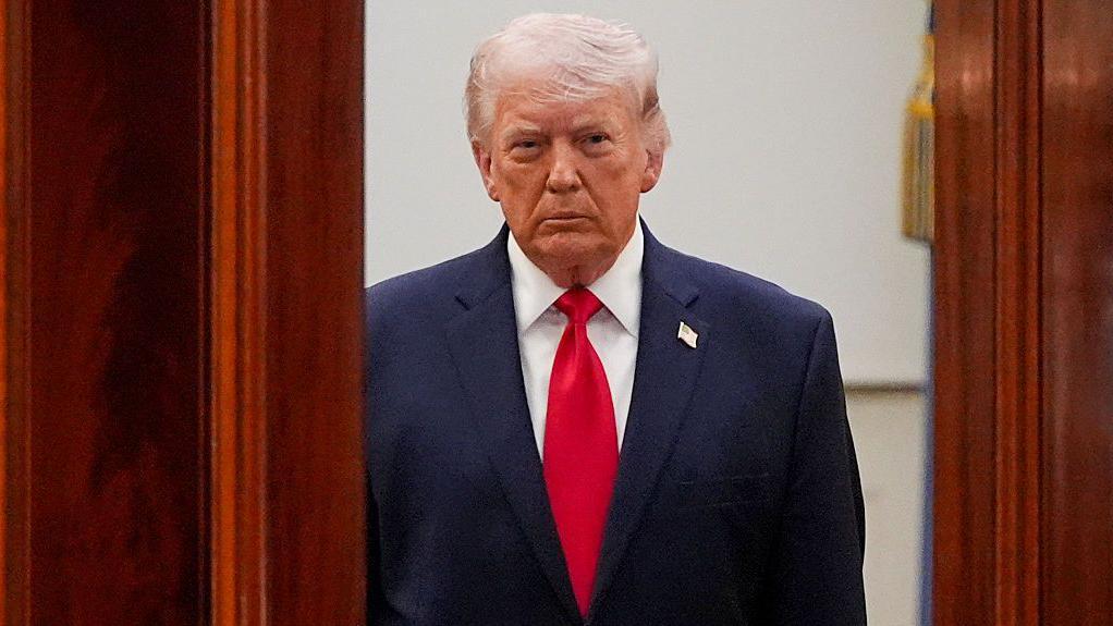 El presidente de Estados Unidos, Donald Trump, llega para un discurso en horario de m&aacute;xima audiencia a la naci&oacute;n en la Casa Blanca en Washington, DC, EE.UU., mi&eacute;rcoles 1 de abril 2026.
