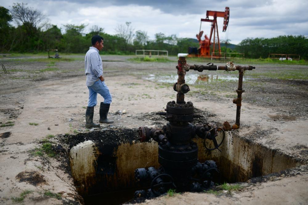 Un hombre pasa junto al sitio de perforaci&oacute;n de hidrocarburos de Pemex en Veracruz