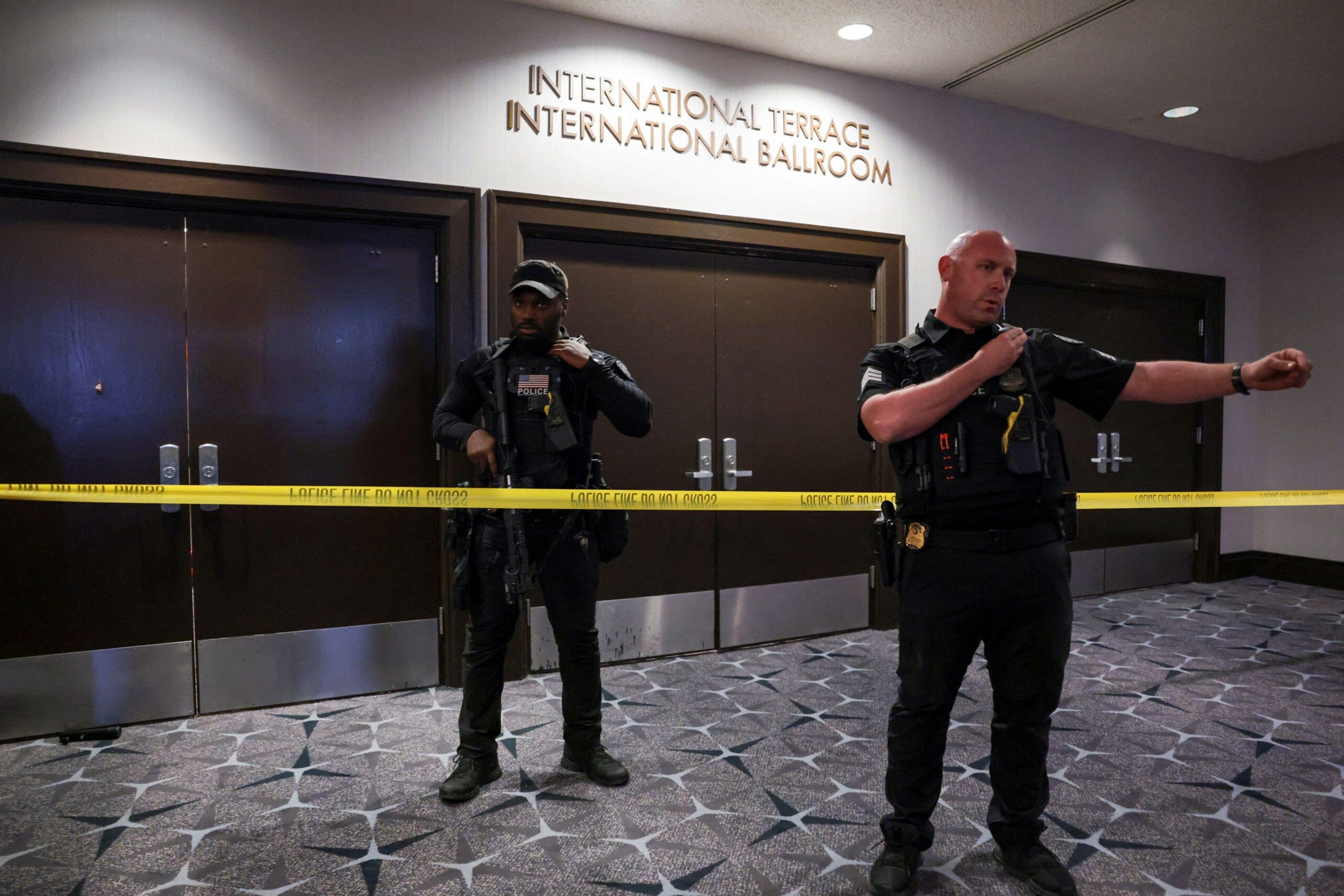 Dos agentes parados a la entrada del sal&oacute;n donde se celebraba la cena de los corresponsales.