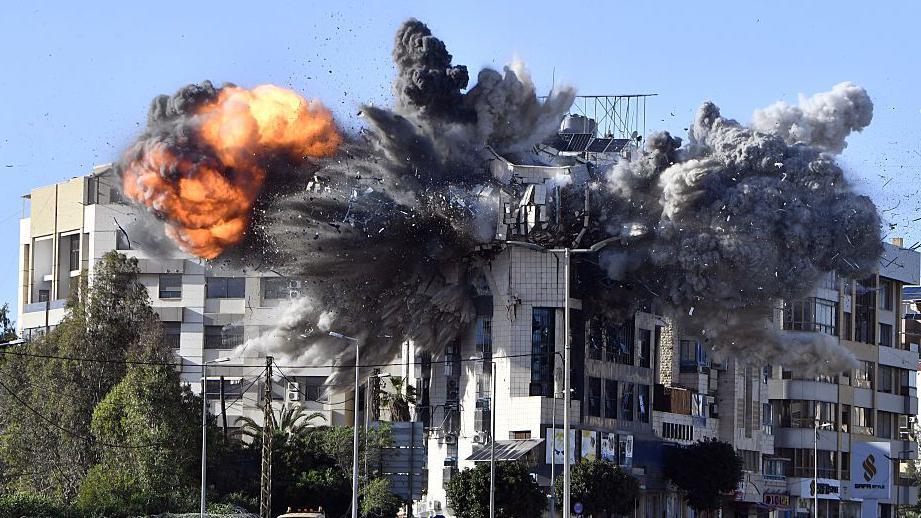 Explosi&oacute;n causada por un ataque israel&iacute;.