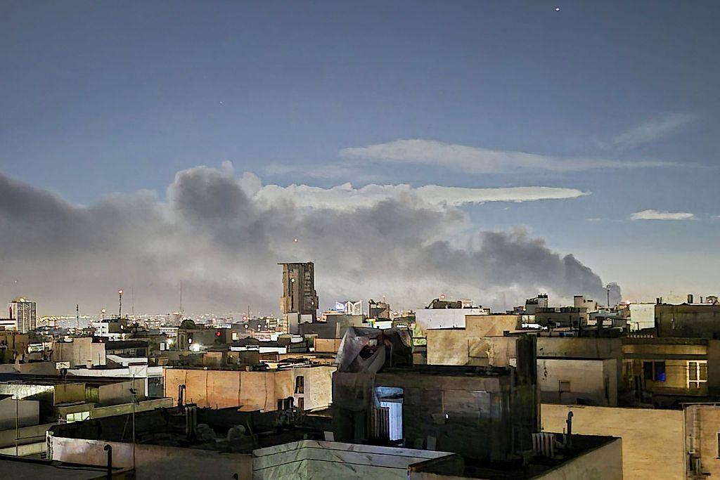 Una columna de humo asciende en un barrio de Ir&aacute;n