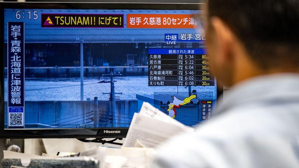 Un hombre mira un monitor con informaci&oacute;n de tsunamis en Jap&oacute;n