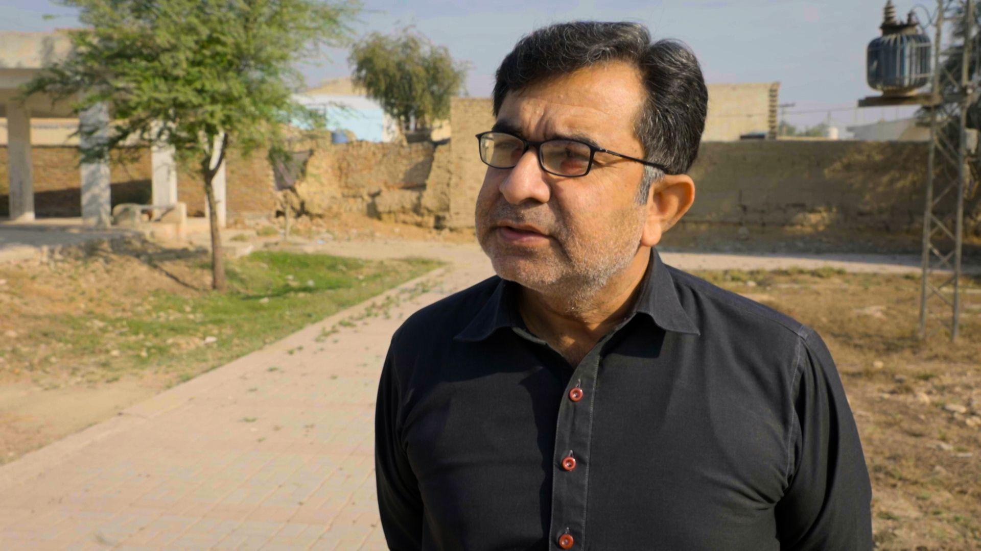 Un hombre con gafas y una camiseta oscura mira hacia la izquierda de la c&aacute;mara.