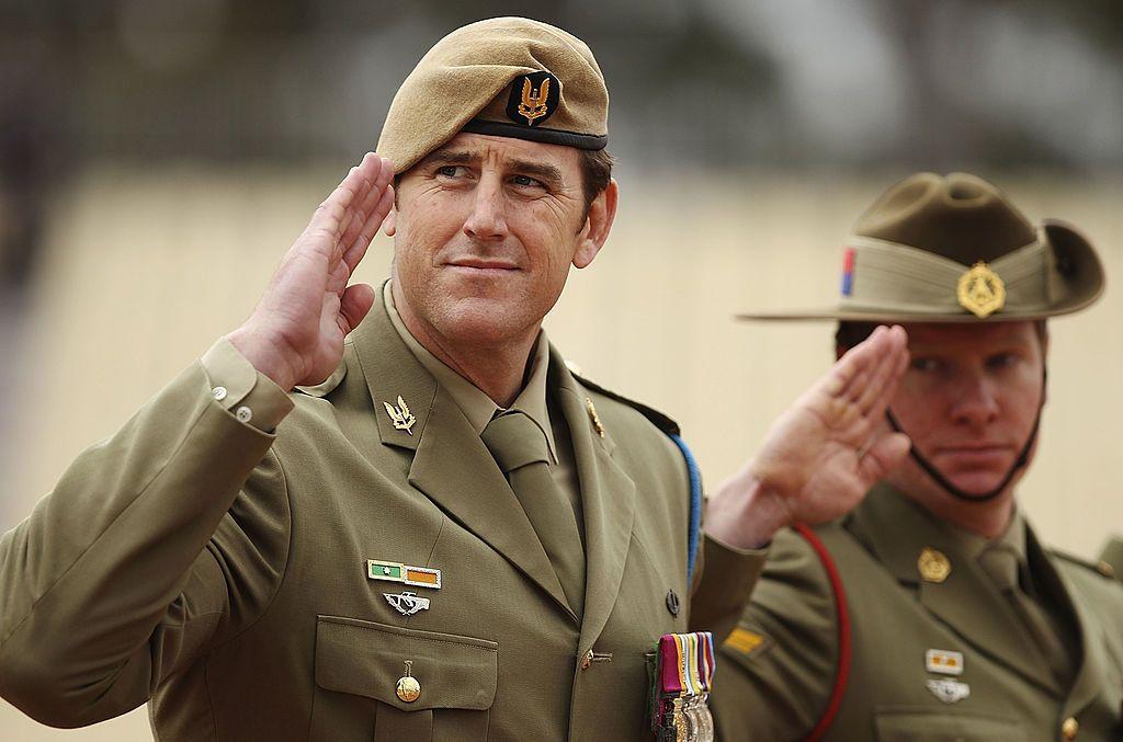 Benjamin Roberts-Smith participa en una marcha durante un servicio conmemorativo del D&iacute;a ANZAC en el Monumento Conmemorativo de Guerra de Australia, el 25 de abril de 2014 en Canberra, Australia.