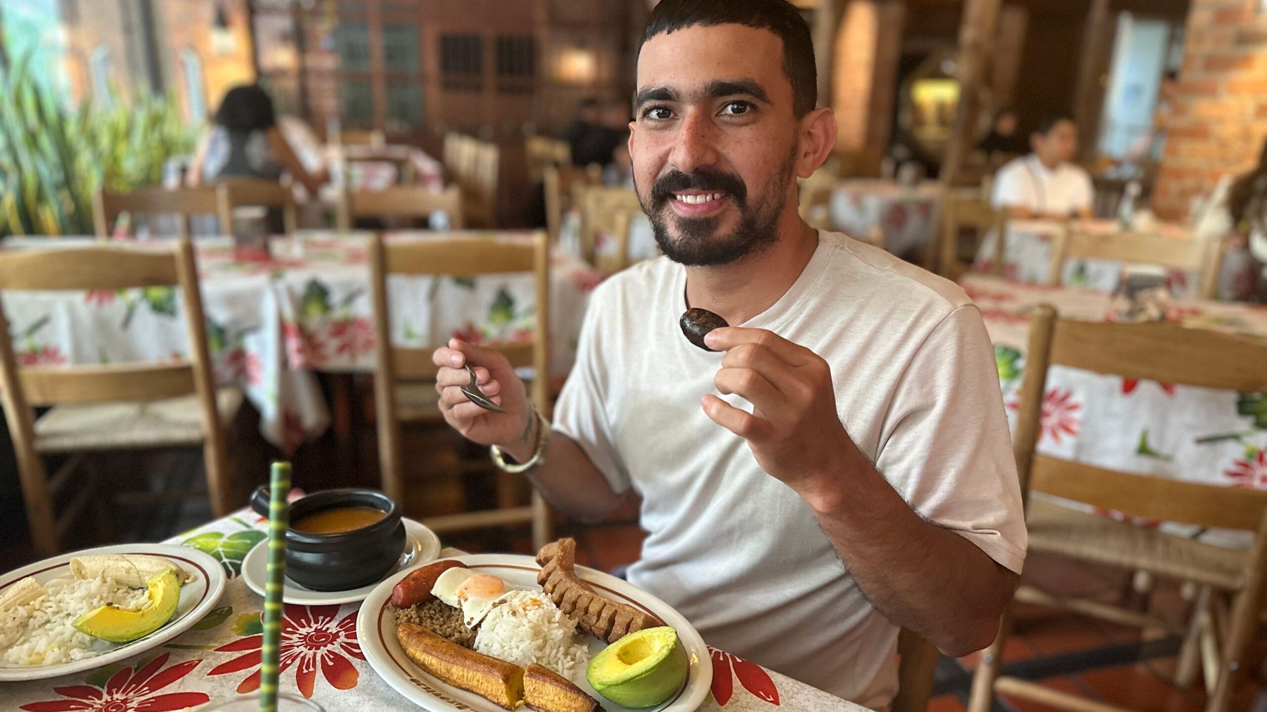 Luis, comensal colombiano come bandeja paisa en un restaurante del centro de Medell&iacute;n.