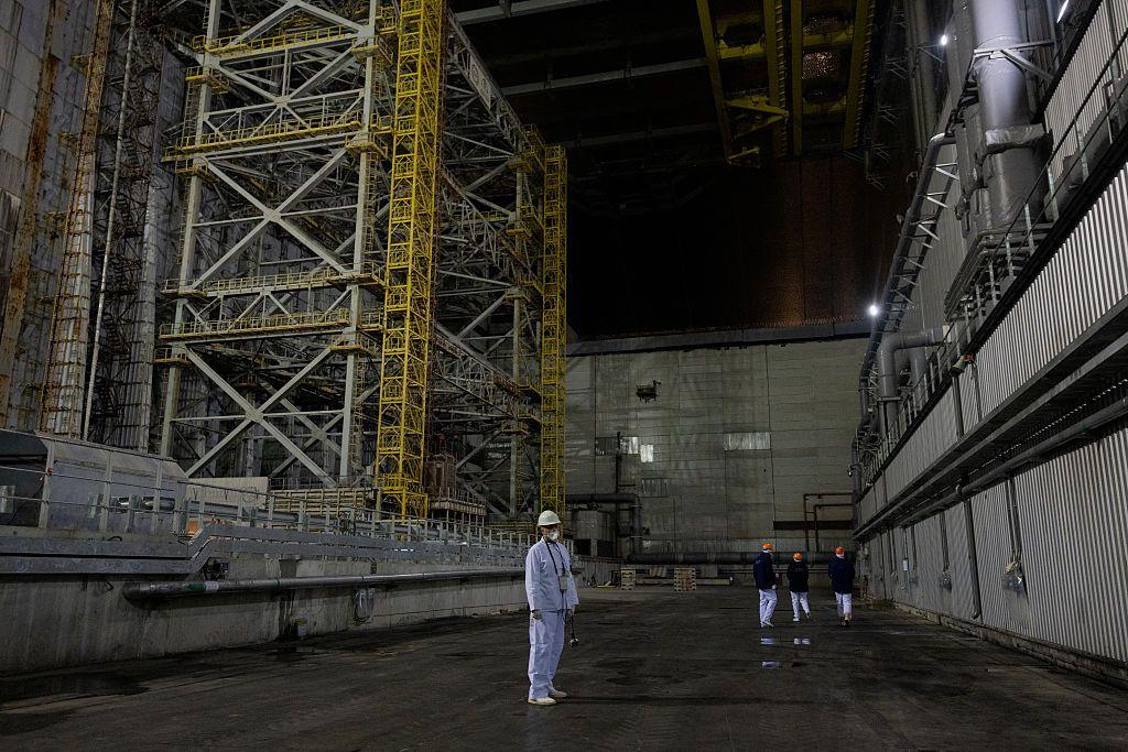 Un trabajador de Chern&oacute;bil dentro del arca del sarc&oacute;fago.