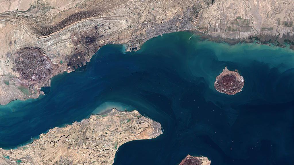 Vista satelital de Bandar Abbas, la isla de Qeshm, la isla de Larak y la isla de Ormuz en la provincia de Hormozgan, dentro de la regi&oacute;n del estrecho de Ormuz.