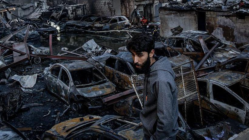 Un hombre observa c&oacute;mo arde un edificio tras un ataque a&eacute;reo israel&iacute;, el 8 de abril de 2026, en Beirut, L&iacute;bano. 