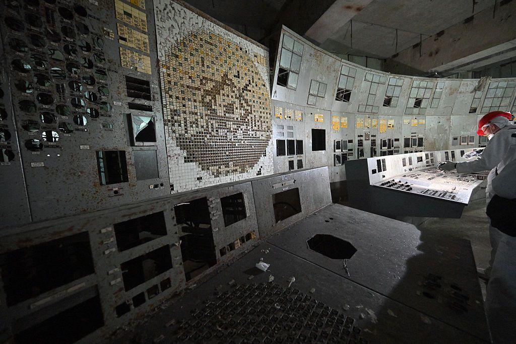 Un visitante de la central nuclear de Chern&oacute;bil graba en la sala de control del bloque 4 destruido de la planta.