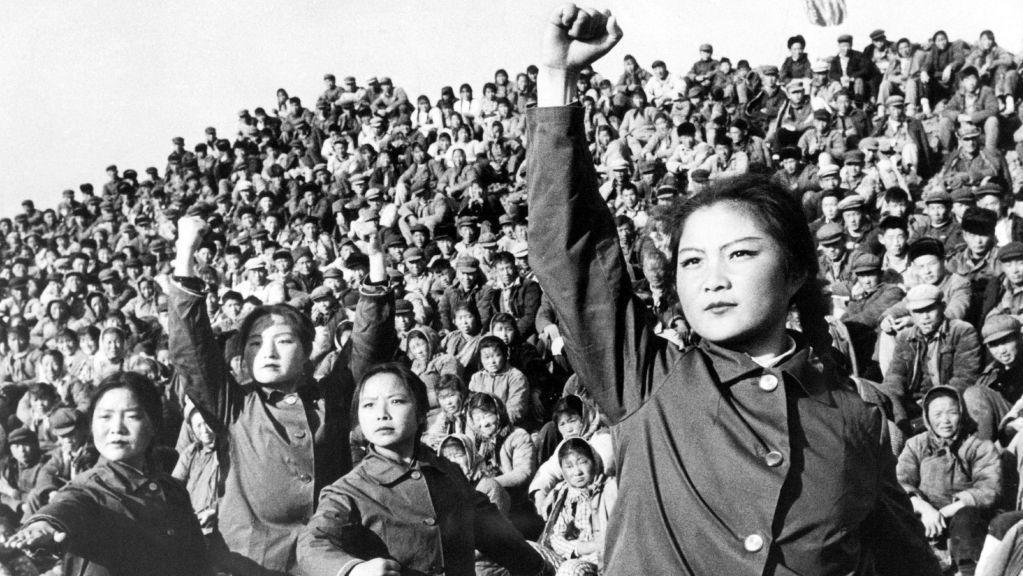 Una fotograf&iacute;a hist&oacute;rica que muestra a unas ni&ntilde;as agitando ejemplares del Libro Rojo de Mao Zedong durante la Revoluci&oacute;n Cultural.