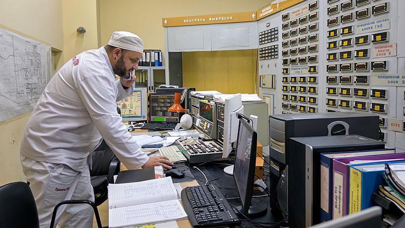 Interior de la central de Chern&oacute;bil.